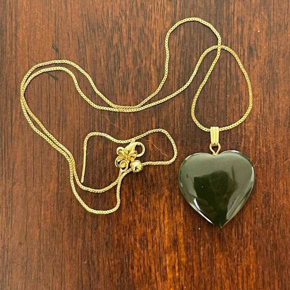 Dark spinach green natural jade pendant & 18K gold plated adjustable chain - Picture 4 of 6